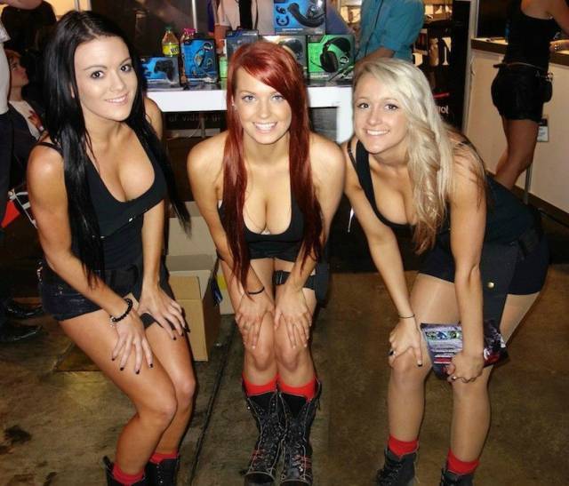 Busty Girls (21 pics)