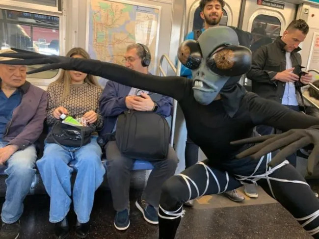 Strange People On Public Transport (19 pics)