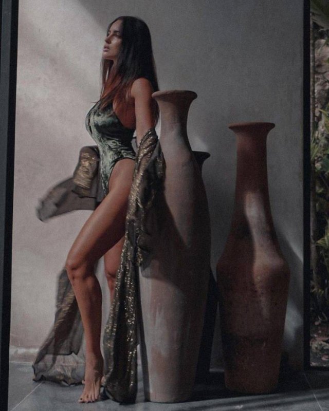Girls With Long Legs (21 pics)