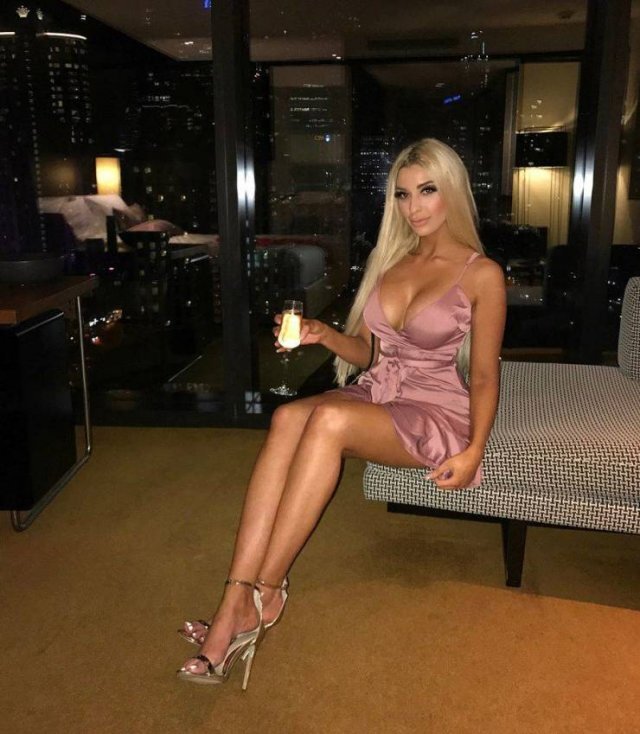 Girls With Long Legs (21 pics)