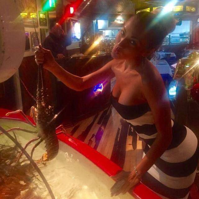 Girls In Tight Dresses (21 pics)