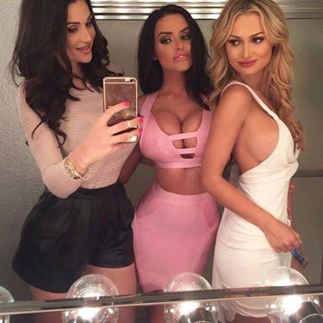 Girls In Tight Dresses (21 pics)