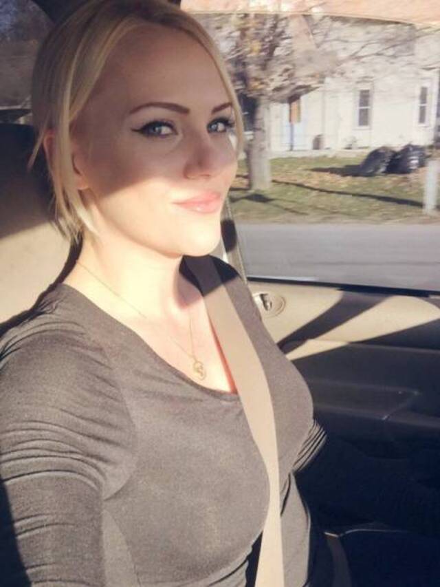 Busty Girls (21 pics)