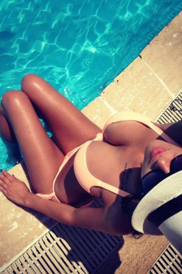 Busty Girls (21 pics)