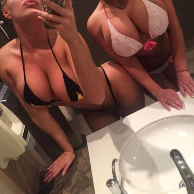 Busty Girls (21 pics)