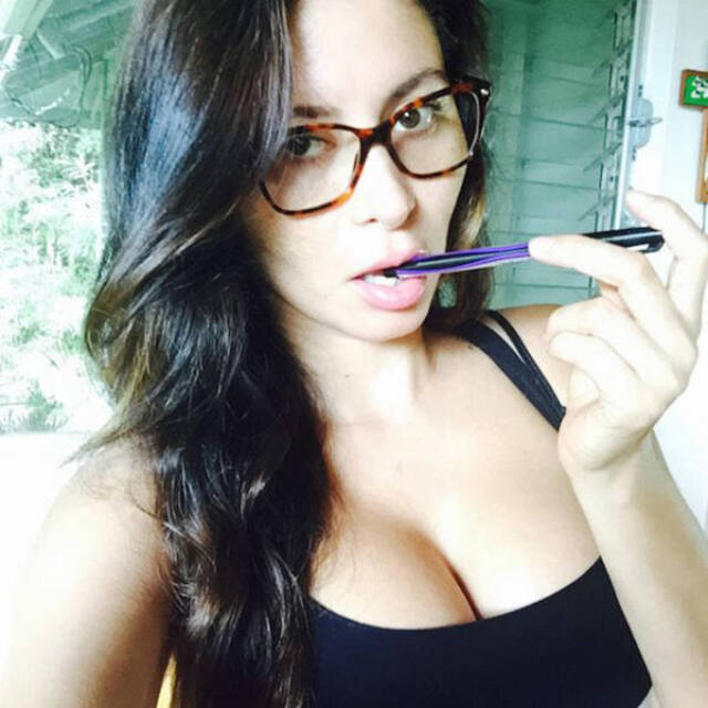 Girls In Glasses (21 pics)