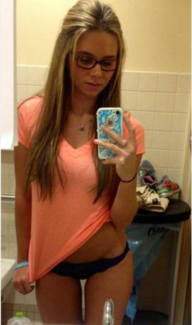 Girls In Glasses (21 pics)