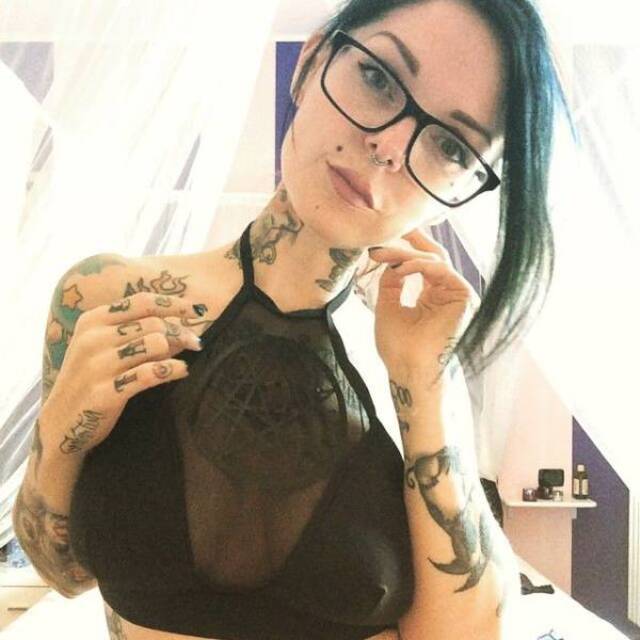 Tattooed Girls (21 pics)