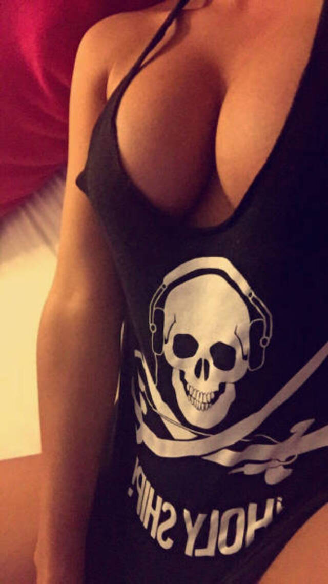 Braless Girls (21 pics)