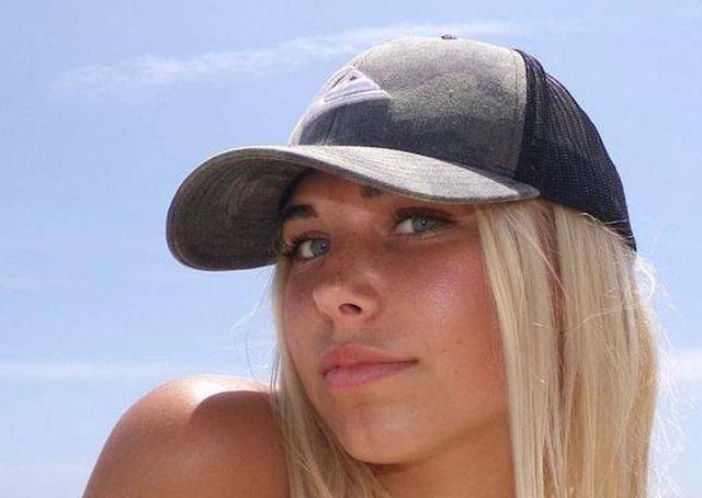 Busty Girls (21 pics)