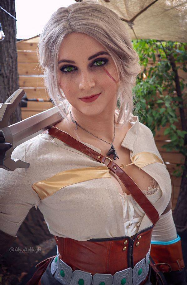 Busty Girls (21 pics)