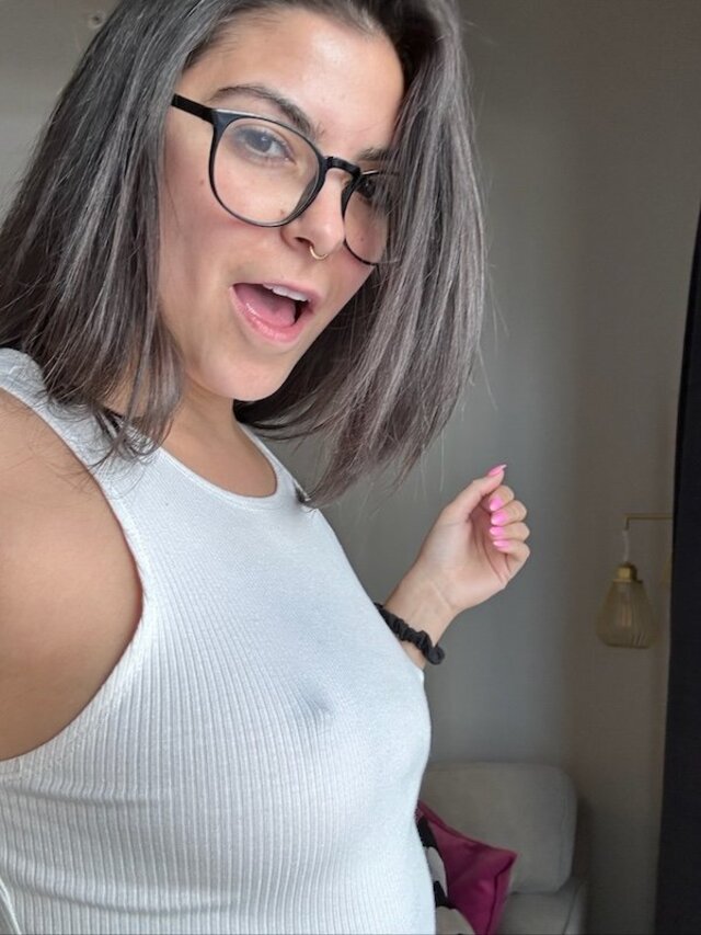 Braless Girls (21 pics)