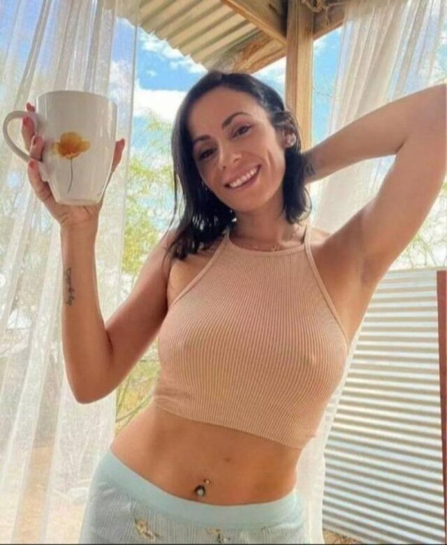 Braless Girls (21 pics)