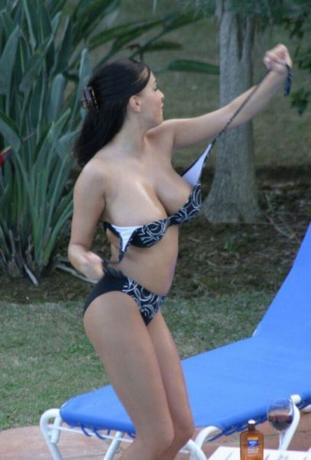 Busty Girls (21 pics)