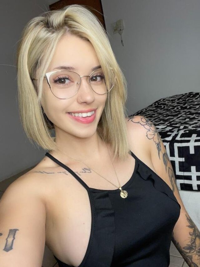 Girls In Glasses (21 pics)