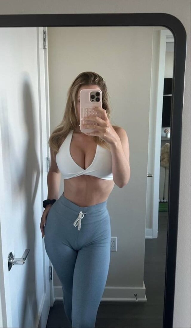 Selfie Girls (21 pics)