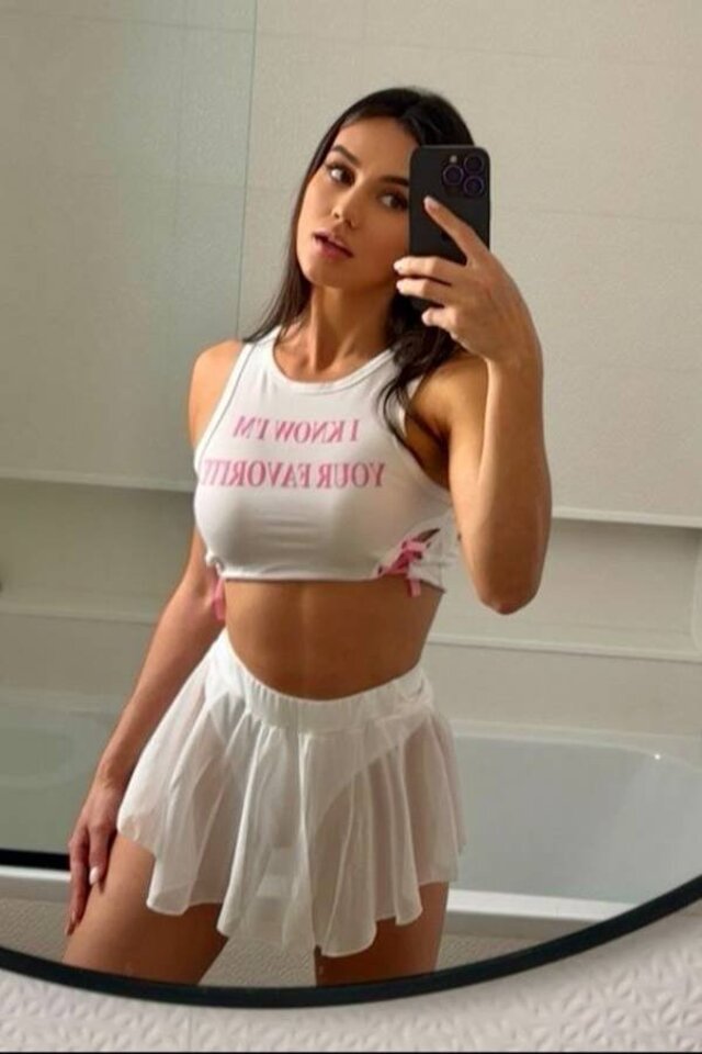 Selfie Girls (21 pics)