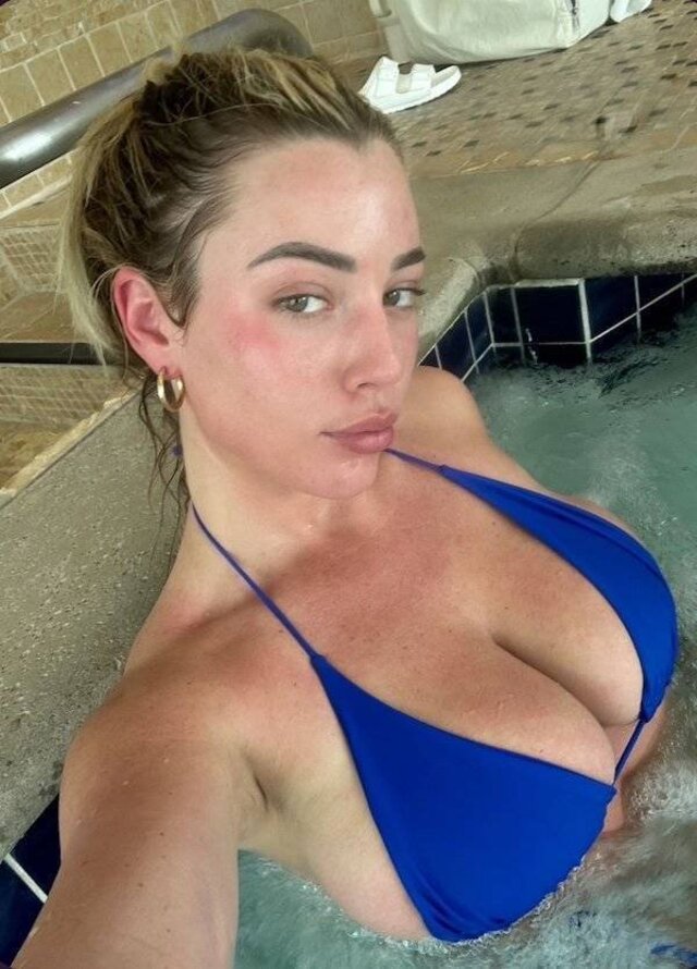 Busty Girls (21 pics) Busty Girls (21 pics)