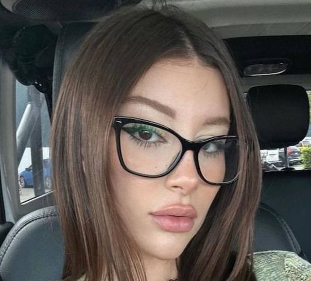 Busty Girls (21 pics)