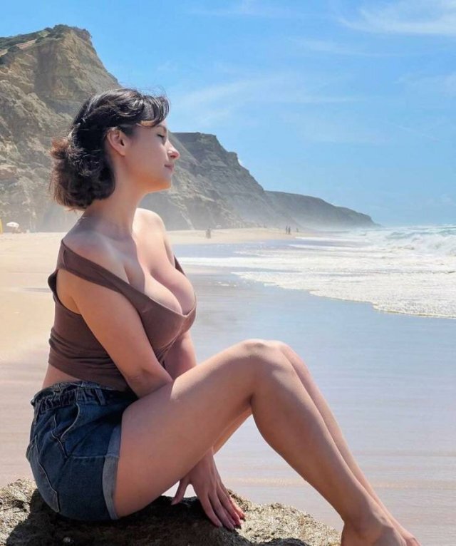 Busty Girls (21 pics) Busty Girls (21 pics)