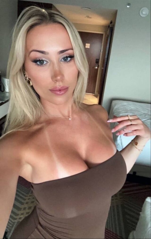 Busty Girls (21 pics) Busty Girls (21 pics)