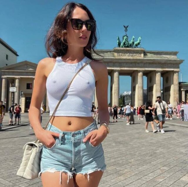 Braless Girls (21 pics)