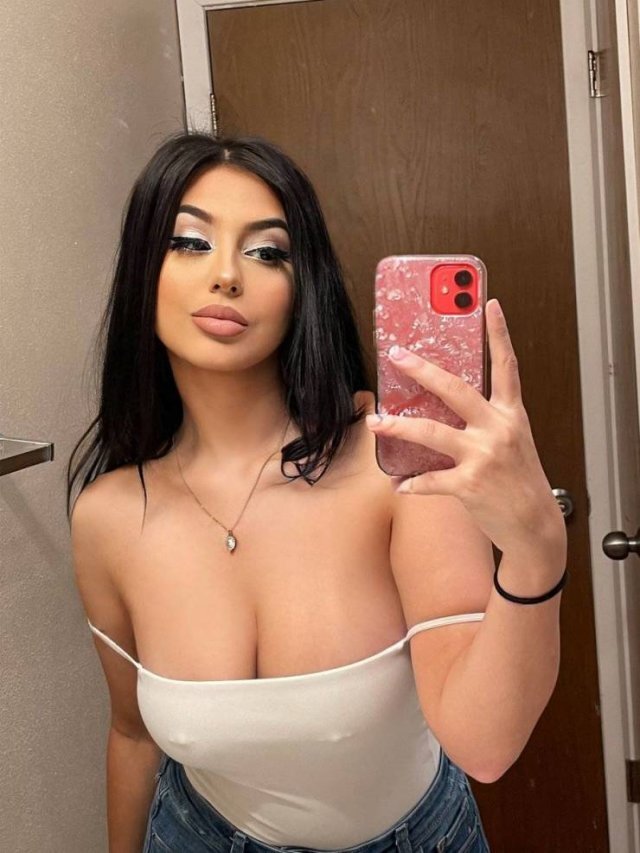 Braless Girls (21 pics)