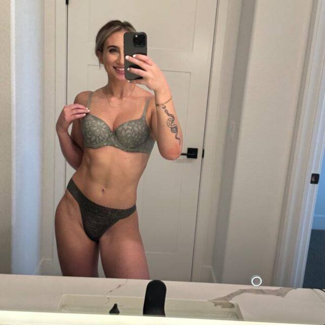 Busty Girls (21 pics) Busty Girls (21 pics)