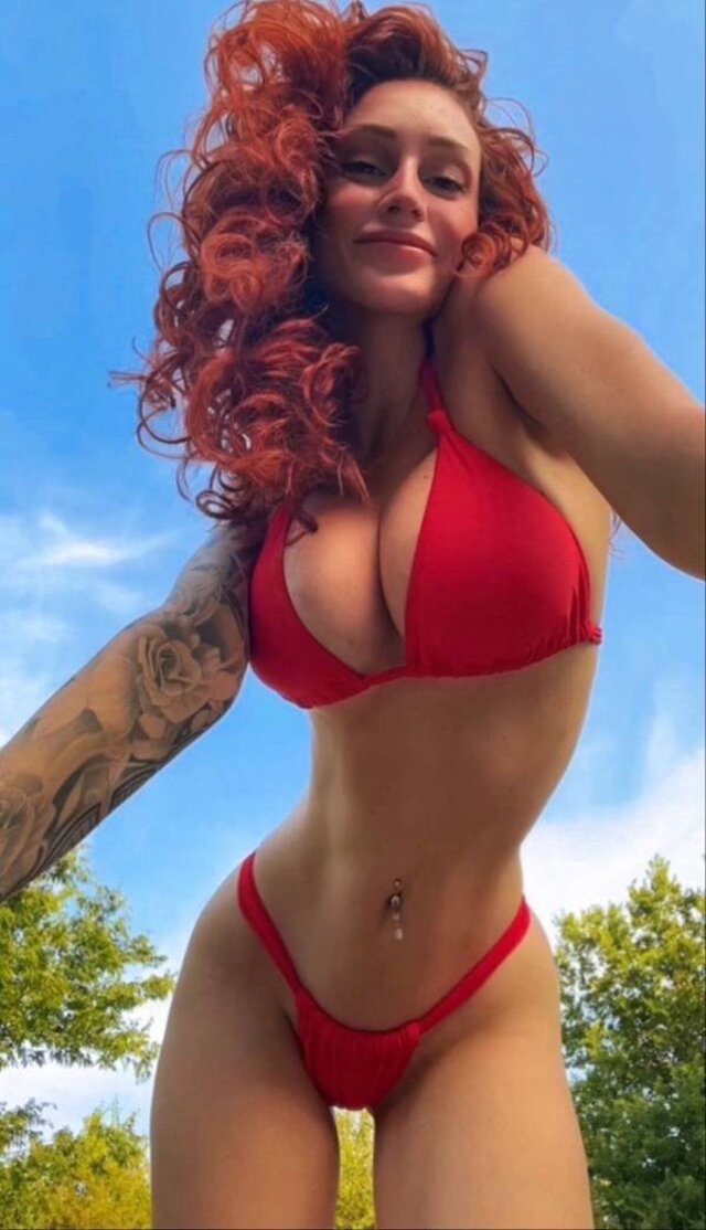 Busty Girls (21 pics)