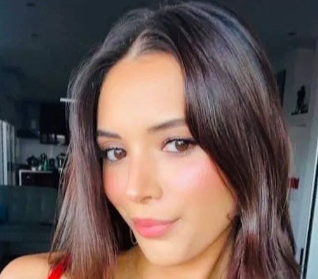 Busty Girls (21 pics)