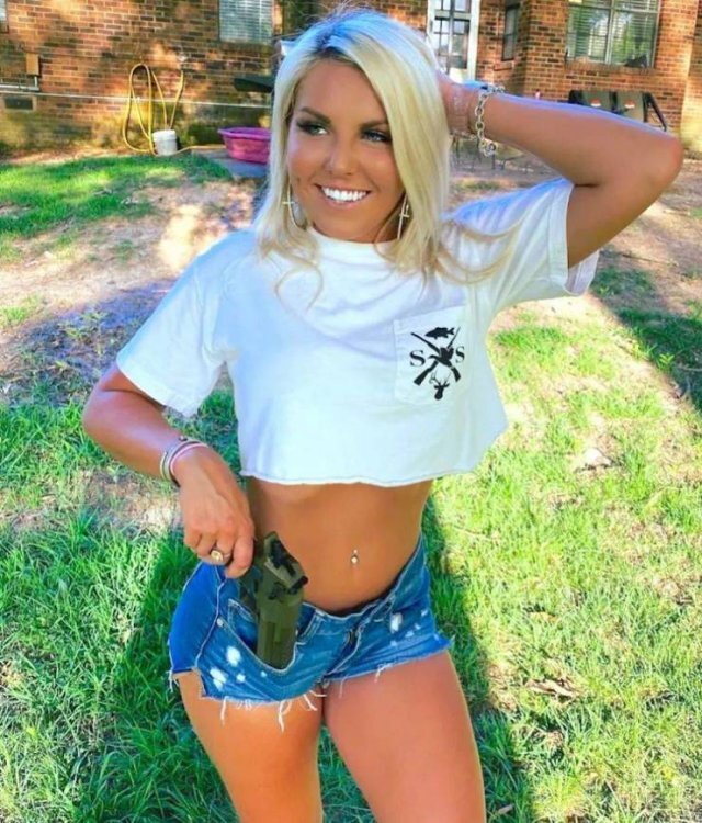 Girls With Guns (21 pics)