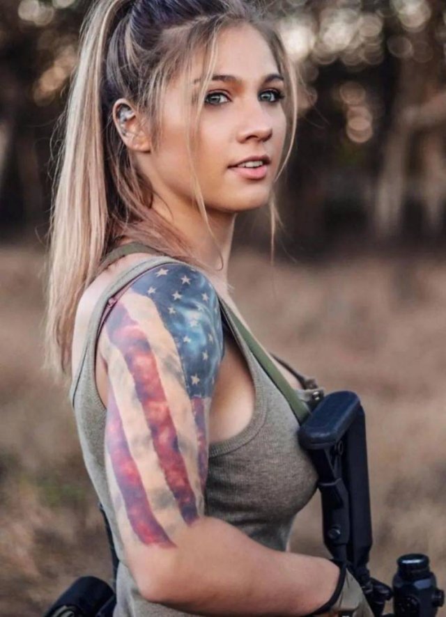Girls With Guns (21 pics) Girls With Guns (21 pics)