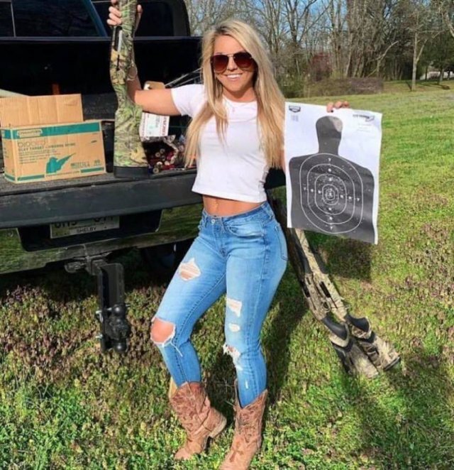 Girls With Guns (21 pics) Girls With Guns (21 pics)