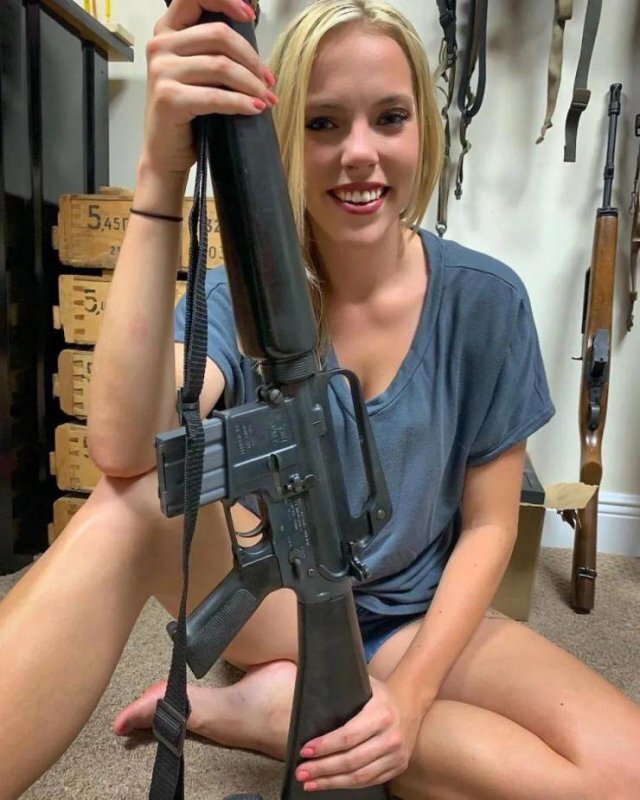 Girls With Guns (21 pics) Girls With Guns (21 pics)