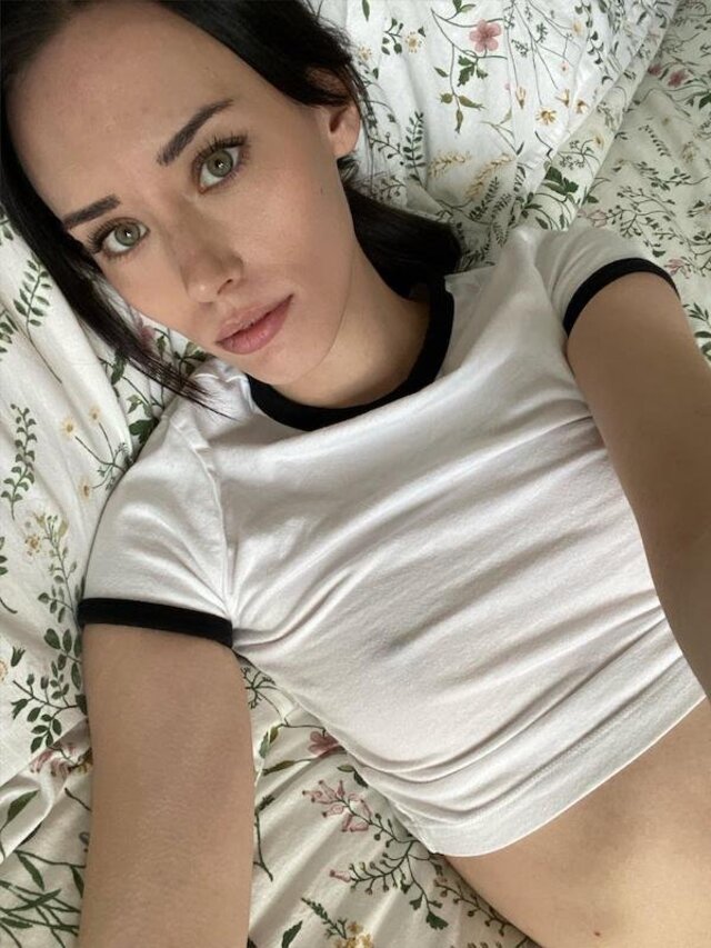 Braless Girls (21 pics)