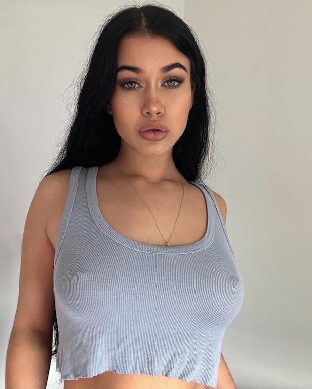 Braless Girls (21 pics)