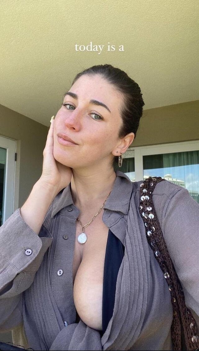 Busty Girls (21 pics)