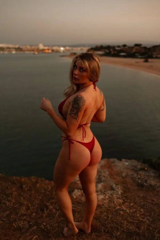 Rear View (21 pics)