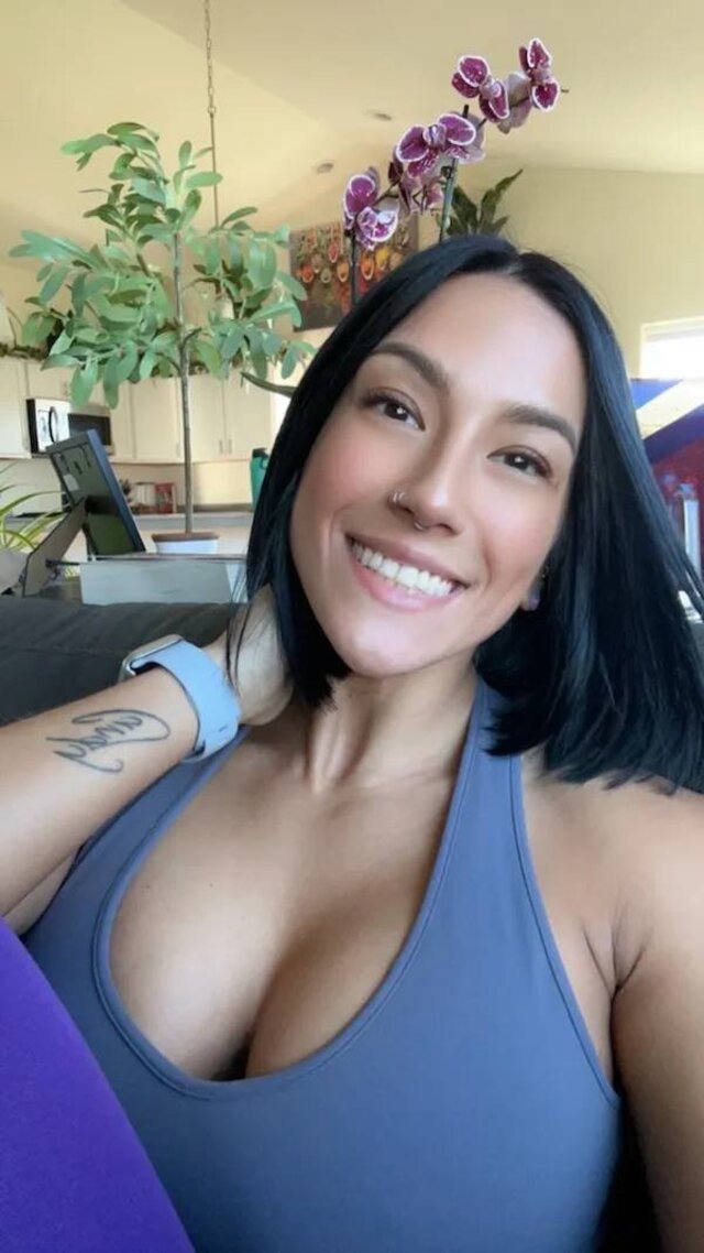 Busty Girls (21 pics)