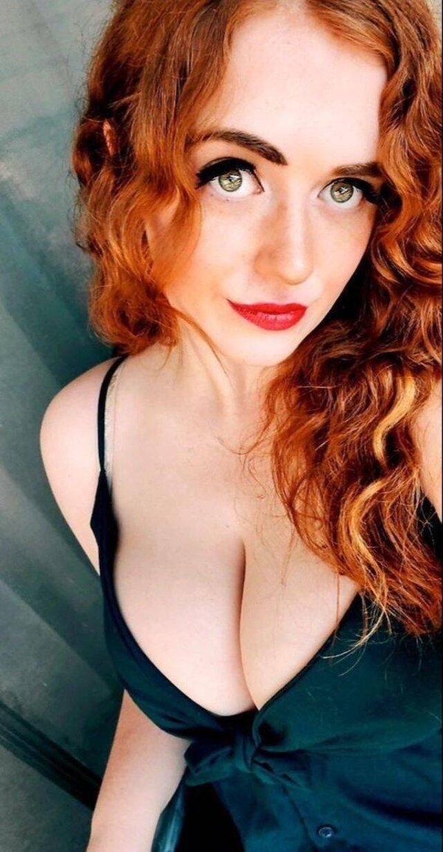 Busty Girls (21 pics)