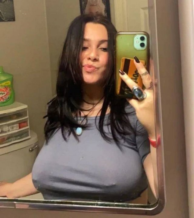 Busty Girls (21 pics)
