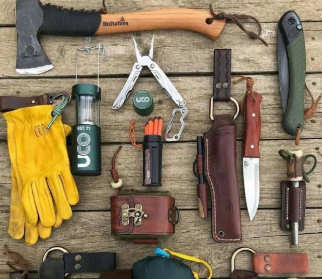Survivalists Showed Off Their Kits (15 pics)