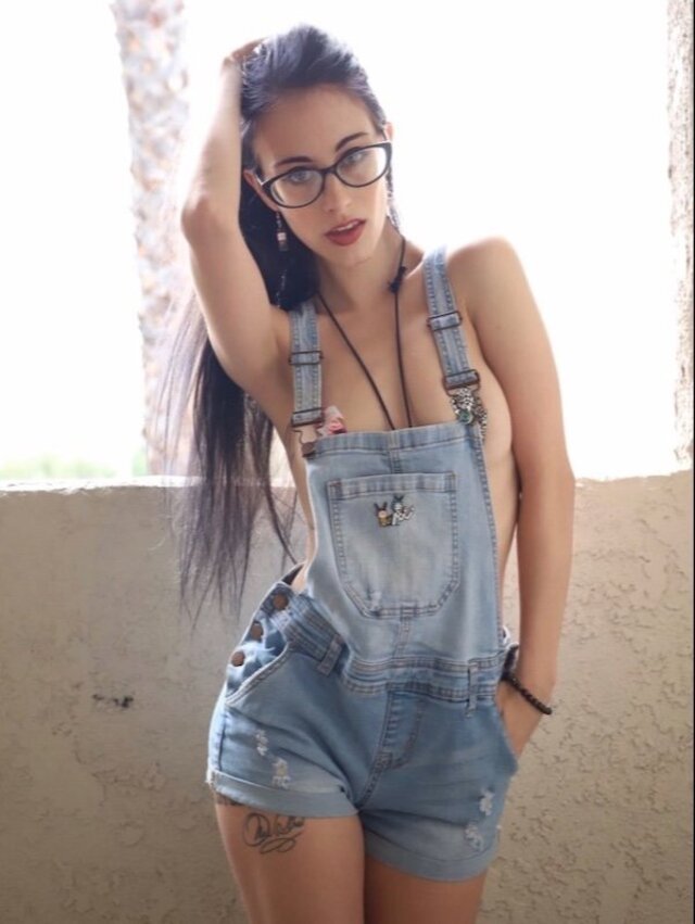 Braless Girls (21 pics)