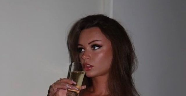 Braless Girls (21 pics)