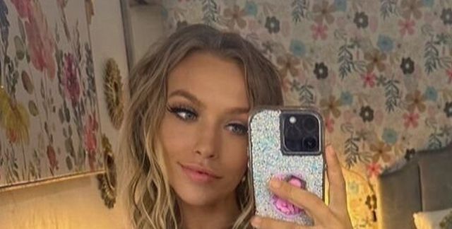Selfie Girls (21 pics)