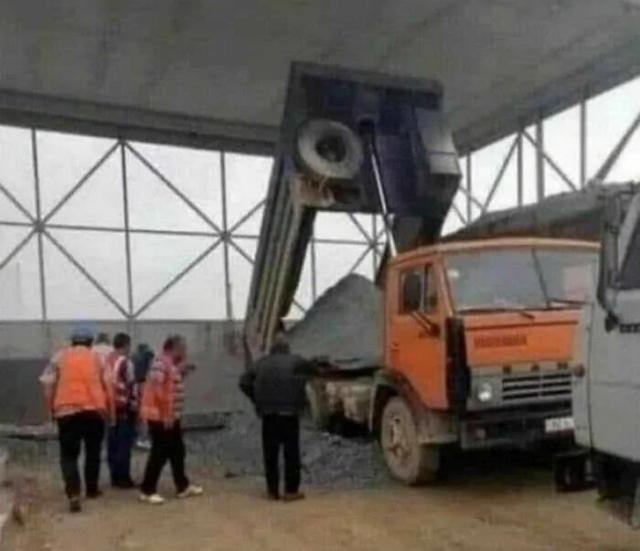 What Is Going On Here? (19 pics) What Is Going On Here? (19 pics)