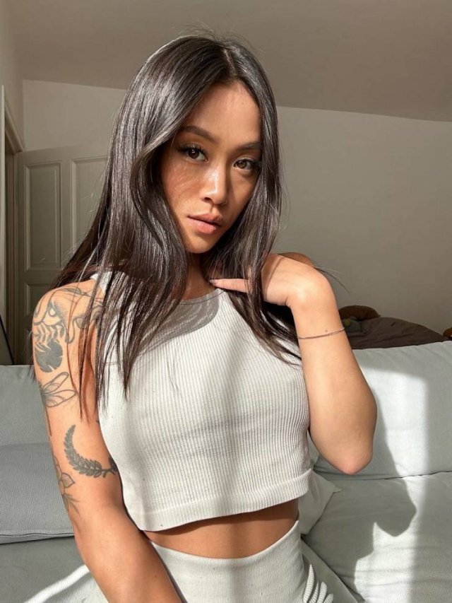Braless Girls (21 pics)