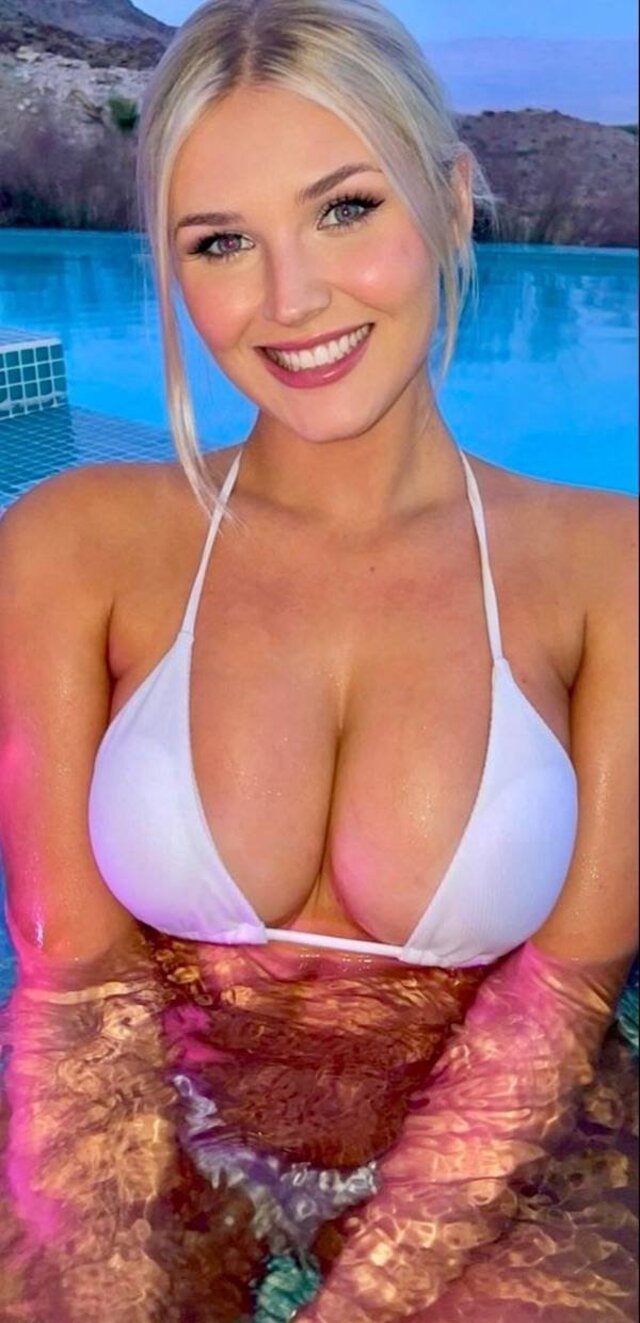Busty Girls (21 pics) Busty Girls (21 pics)