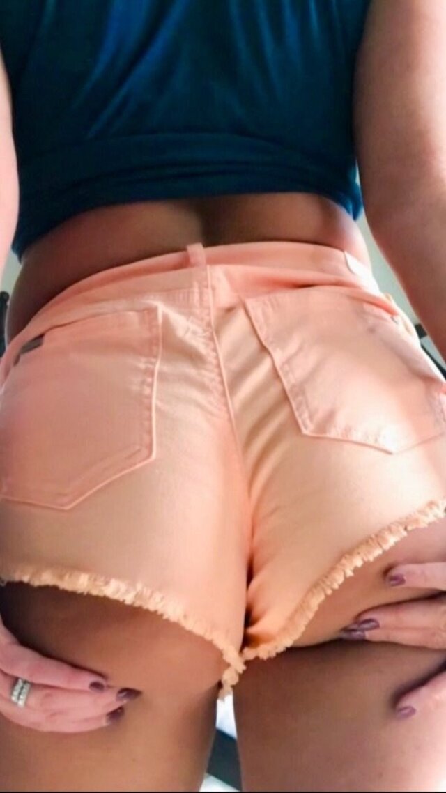Girls In Shorts (21 pics)