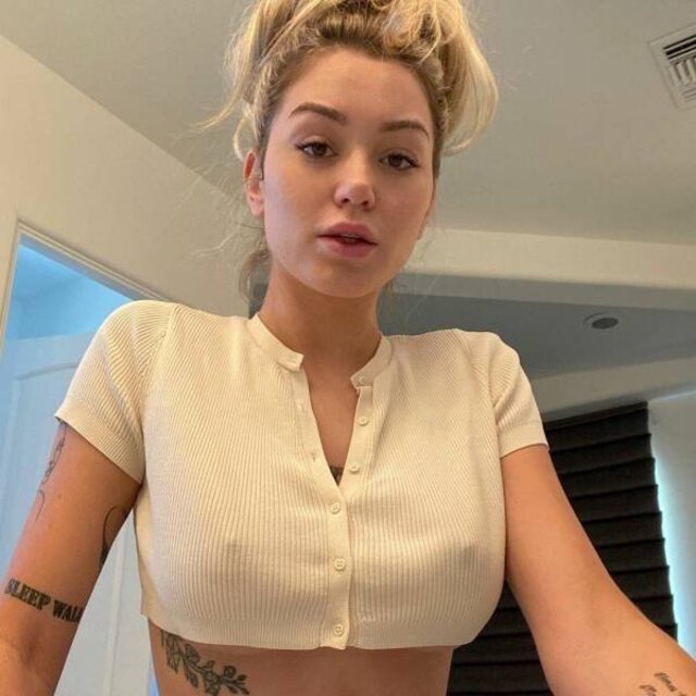 Braless Girls (21 pics)
